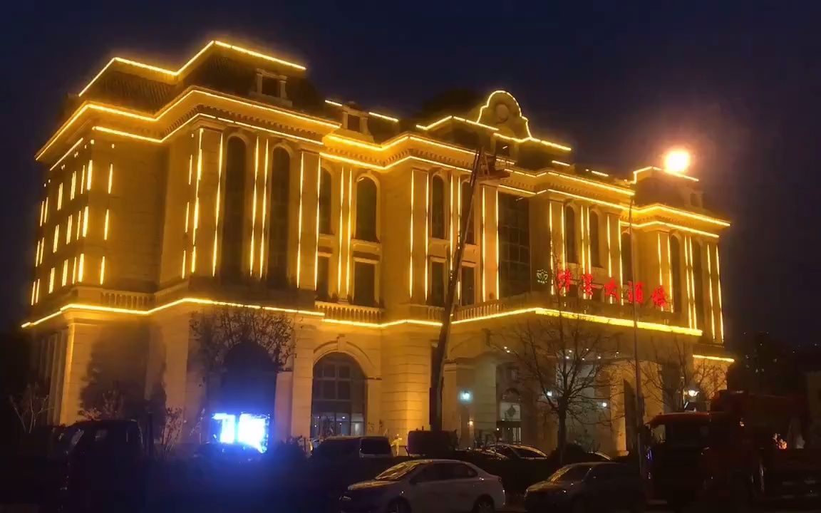 楼体亮化新美学 金黄光麦爵士与Madrix幻彩像素灯条灯带的智能融合